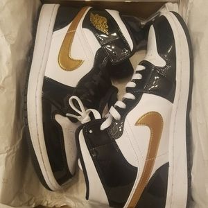 Air Jordan 1 Mid Patent Leather